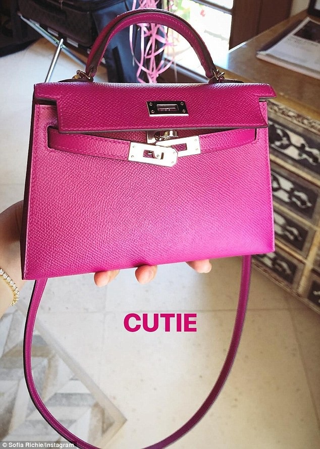 Sofia Richie gợi cảm đi ăn tối - 8
Sofia Richie khoe túi Hermes bố tặng trên trang cá nhân