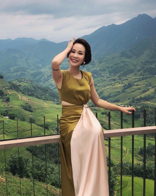 Chia tay Hoàng Oanh, Huỳnh Anh liên tục khoe hạnh phúc bên bạn gái mới - 13 Uyên Linh với hình ảnh mái tóc mới được cho là giống diễn viên TVB, cô cũng chia sẻ dòng trạng thái vui vẻ: Sau thành công của Diên Hy Công Lược, Xa Thi Mạn đang tận hưởng kỳ nghỉ tại Sa Pa, Việt Nam.