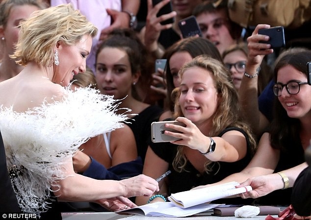 Cate Blanchett trẻ đẹp ngỡ ngàng - 9
Cate Blanchett ký tặng cho người hâm mộ.