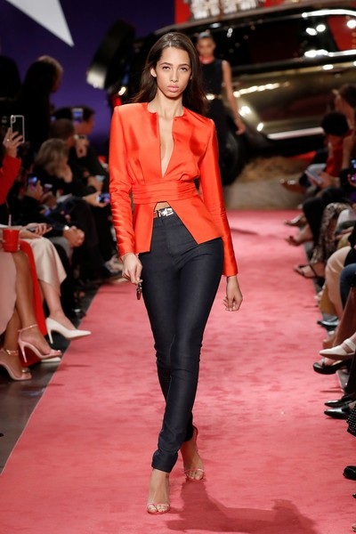 
Dàn người mẫu trẻ trình diễn những thiết kế có tính ứng dụng cao
