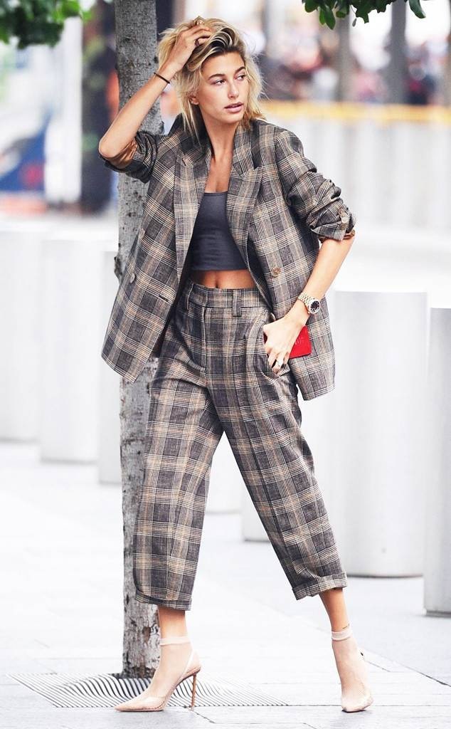 Thời trang xuống phố của sao trong mùa thu này - 1 Người mẫu Hailey Baldwin với bộ suit phá cách