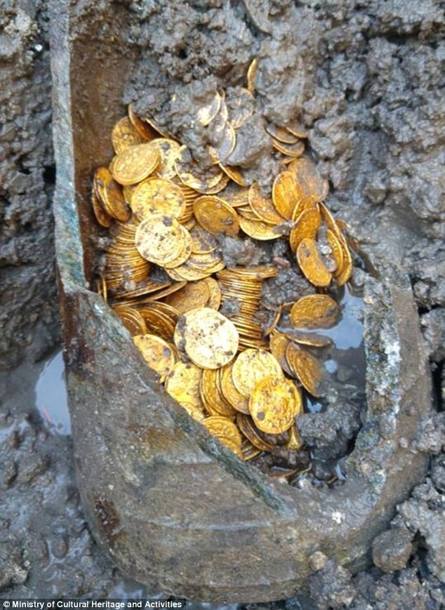 Phát hiện hũ chứa hàng trăm đồng xu vàng còn nguyên vẹn trị giá hàng triệu USD - 2 Hũ chôn được bảo quản khá hoàn hảo