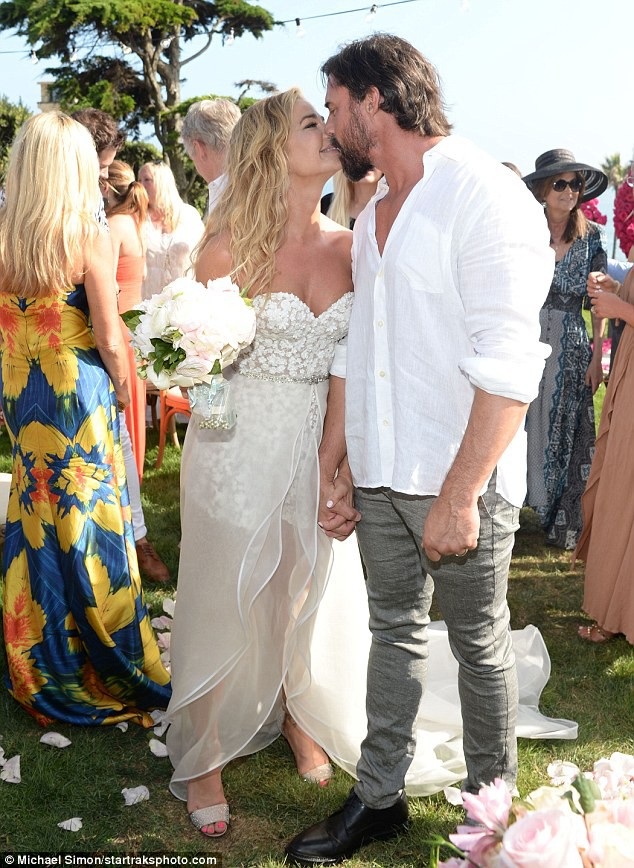 Denise Richards tái hôn ở tuổi 47 - 11
Cô dâu mặc váy hiệu Mark Zunion trong ngày cưới
