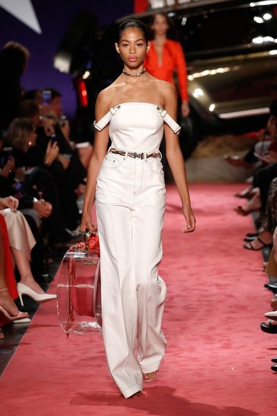 Thiên thần nội y bế bụng lên sàn catwalk - 13