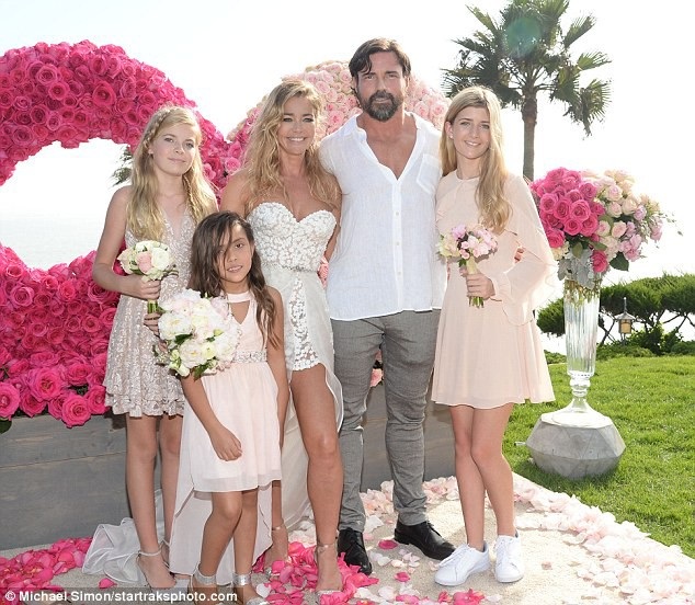 Denise Richards tái hôn ở tuổi 47 - 2
Ba con gái của cô làm phù dâu cho mẹ