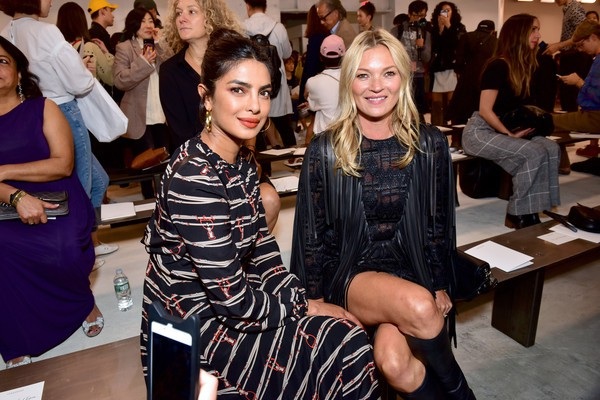 Priyanka Chopra đi xem thời trang cùng bạn trai kém 10 tuổi - 9
Hoa hậu thế giới năm 2000 ngồi cạnh siêu mẫu Kate Moss trên hàng ghế VIP