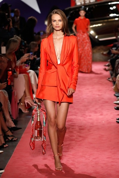 Thiên thần nội y bế bụng lên sàn catwalk - 14