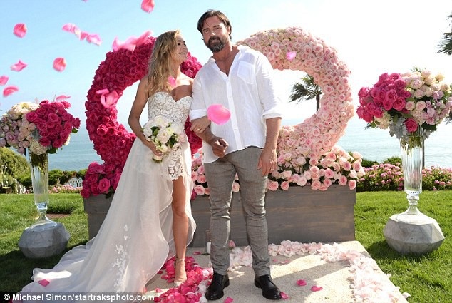 Denise Richards tái hôn ở tuổi 47 - 3
Chú rể ăn vận rất đơn giản