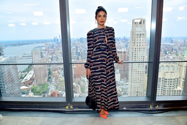 Priyanka Chopra đi xem thời trang cùng bạn trai kém 10 tuổi - 10
Priyanka Chopra ăn vận đơn giản và sang trọng
