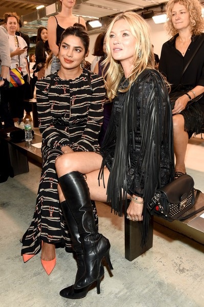 Priyanka Chopra đi xem thời trang cùng bạn trai kém 10 tuổi - 11
Priyanka Chopra và Kate Moss - mỗi người một phong cách