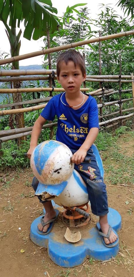 Khởi công công trình phòng học Dân trí thứ 22 tại điểm trường Lũng Kim, Cao Bằng - 9
Một bộ đồ nhún bằng sắt đã hư hỏng vẫn được tận dụng