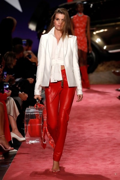 Thiên thần nội y bế bụng lên sàn catwalk - 17