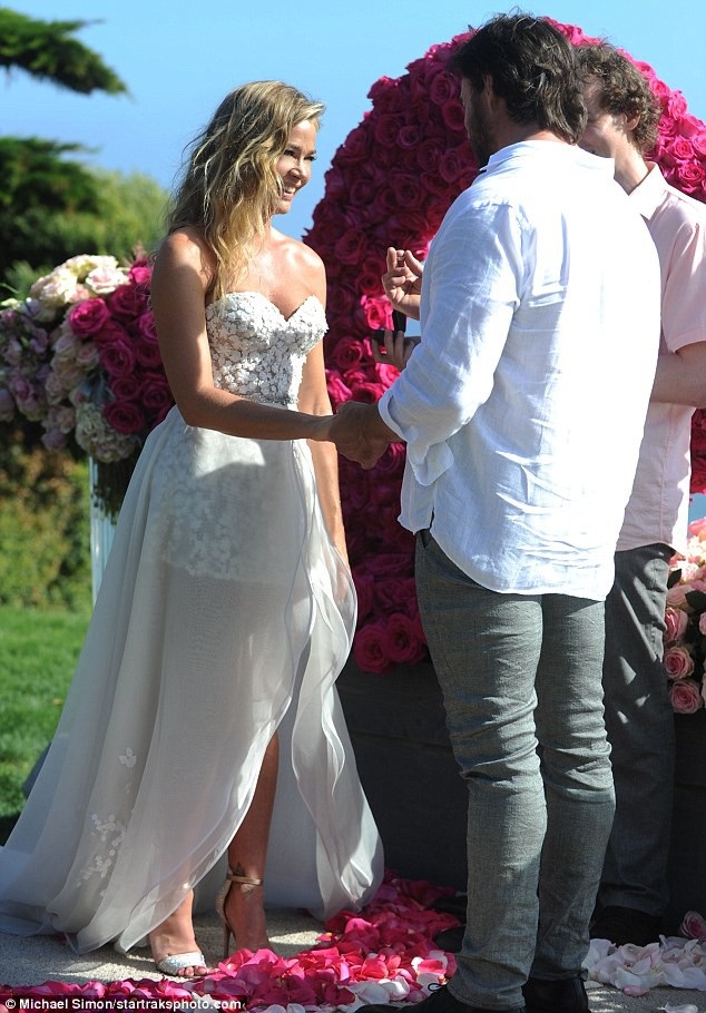 Denise Richards tái hôn ở tuổi 47 - 9
Richards và Aaron Phypers, chồng cũ của nữ diễn viên Nicollette Sheridan mới hẹn hò từ tháng 12 năm ngoái