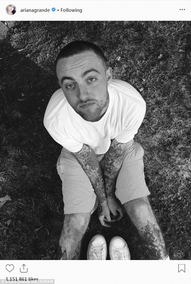 Ariana Grande bị “công kích” sau khi Mac Miller đột tử - 2
Ariana Grande đăng tải hình ảnh của người yêu cũ, Mac Miller, vài ngày sau khi đột tử vì sốc thuốc tại nhà riêng. Cô buộc phải khóa chức năng bình luận trên trang cá nhân.