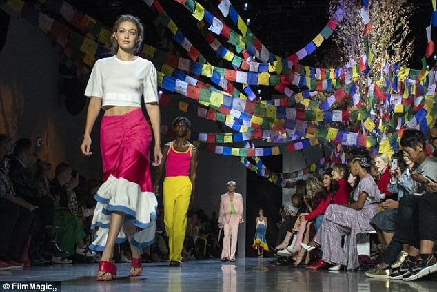 Bella Hadid khoe ngực căng tròn - 5
Quang cảnh nơi diễn ra show diễn của Prabal Gurung