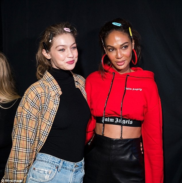 Bella Hadid khoe ngực căng tròn - 10
Gigi và đàn chị Joan Smalls