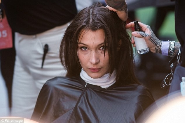 Bella Hadid khoe ngực căng tròn - 11
Siêu mẫu Bella Hadid trong phòng trang điểm