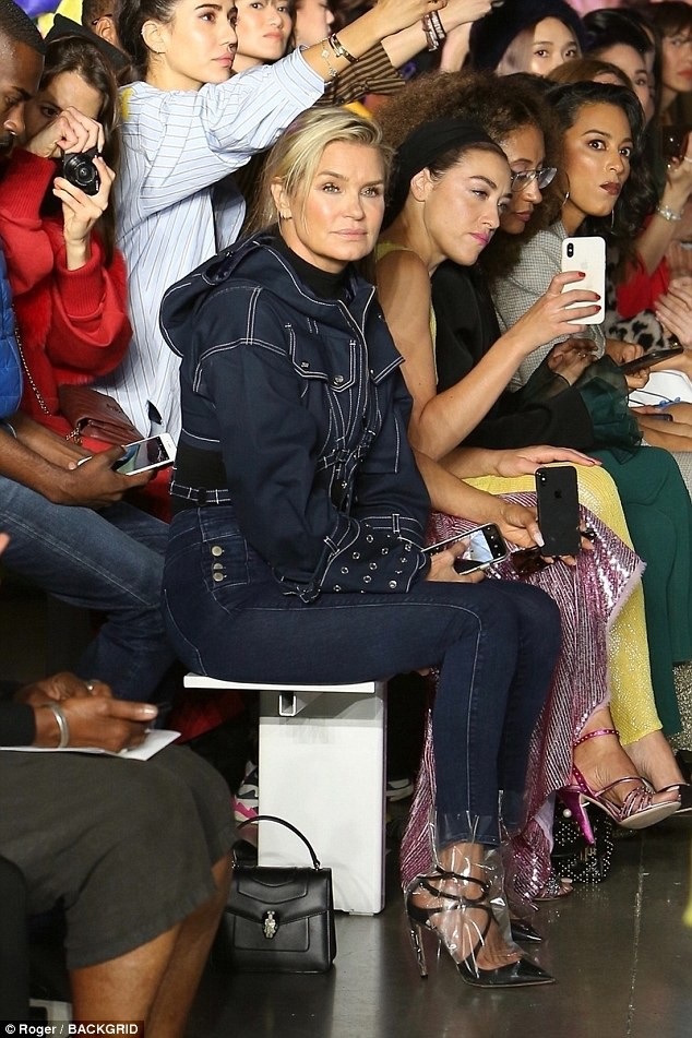 Bella Hadid khoe ngực căng tròn - 13
Mẹ của chị em Gigi - người mẫu Yolanda Hadid đi cổ vũ các con