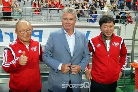 Báo Hàn Quốc so sánh lương của HLV Park Hang Seo chỉ bằng số lẻ của Guus Hiddink - 1
HLV Guus Hiddink nhận mức lương cao khi làm việc ở đội U21 Trung Quốc