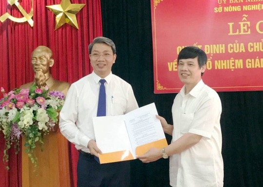 Thanh Hóa luân chuyển, bổ nhiệm thêm 3 cán bộ chủ chốt - 1 Ông Nguyễn Đình Xứng, Chủ tịch UBND tỉnh Thanh Hóa trao quyết định bổ nhiệm Giám đốc Sở NN-PTNT Thanh Hóa cho ông Lê Đức Giang