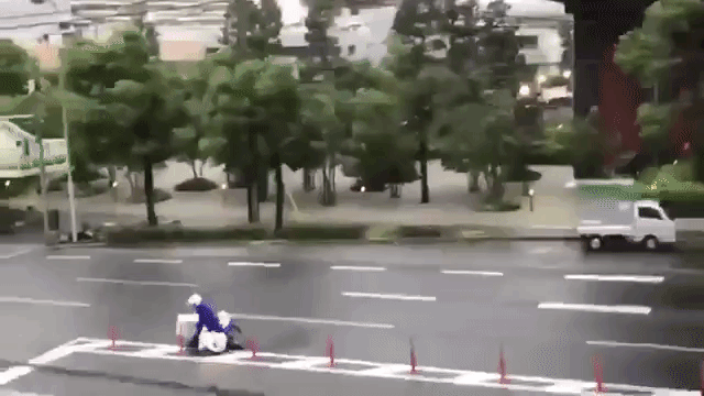 Clip shipper Nhật Bản vượt siêu bão để giao hàng gây sốt cộng đồng mạng - 3 Anh chàng shipper dũng cảm nhất Nhật Bản.