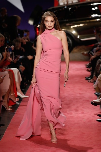 
Gigi Hadid sải bước như công chúa
