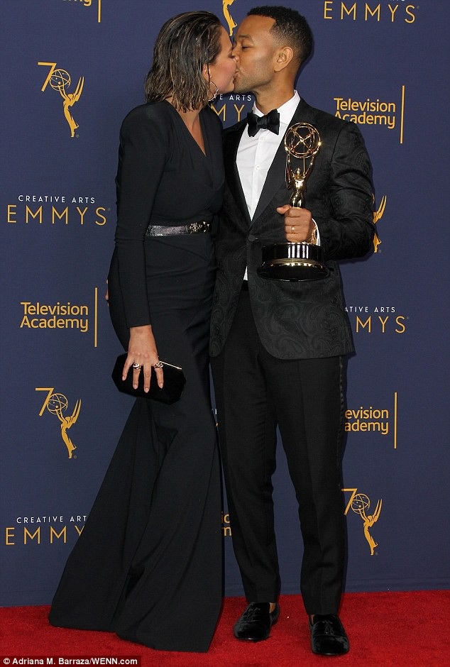Heidi Klum gợi cảm bên Padma Lakshmi - 8
Ca sỹ John Legend nhận giải Emmy sáng tạo nghệ thuật trong vai trò nhà sản xuất cho show diễn Jesus Christ Superstar của anh.
