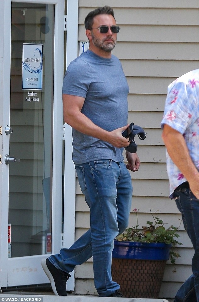 Jennifer Garner đi nhà thờ cùng mẹ chồng cũ, Ben Afleck vẫn ở trại cai nghiện - 8
Trong khi vợ và các con ở Los Angeles, Ben Afleck có mặt tại một khu tập gym cao cấp ở Malibu. Nam diễn viên 45 tuổi đang trong đợt cai nghiện rượu lần thứ 3.