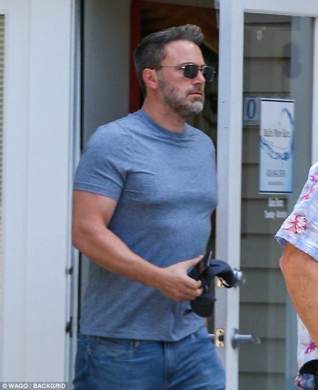 Jennifer Garner đi nhà thờ cùng mẹ chồng cũ, Ben Afleck vẫn ở trại cai nghiện - 9
Tuần trước, anh có trở về nhà riêng ở California rồi lại nhanh chóng quay lại khu cai nghiện.