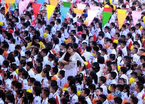Lịch học “lạ” ở trường tiểu học có HS lớp 1 đông nhất Thủ đô - 2 Lễ khai giảng tại ngôi trường có hơn 1000 học sinh lớp 1. (Ảnh: VOV)