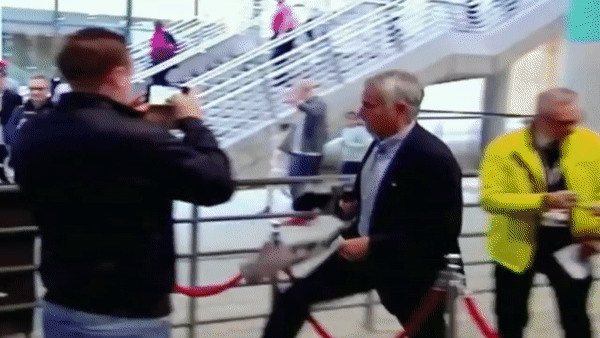 Mourinho vấp ngã ở sân Wembley khi xem trận đấu của đội tuyển Anh - 1 Mourinho vấp ngã ở sân Wembley khi xem trận đấu của đội tuyển Anh - 1