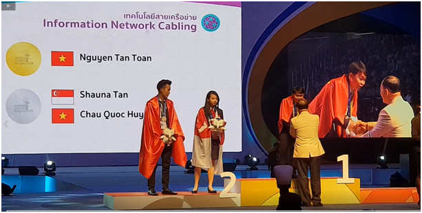 Sinh viên Trường ĐH Sư phạm Kỹ thuật Vĩnh Long đạt HCV Kỳ thi tay nghề ASEAN - 1 Sinh viên Nguyễn Tấn Toàn, Trường Đại học Sư phạm Kỹ thuật Vĩnh Long nhận Huy chương Vàng nghề Information Network Cabling tại hội thi ASEAN 2018, Bangkok, Thái Lan.