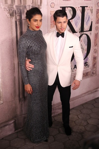 Priyanka Chopra đi xem thời trang cùng bạn trai kém 10 tuổi - 1
Priyanka Chopra và Nick Jonas là khách VIP trong show diễn của Ralph Lauren tại New York Fashion Week ngày 8/9 vừa qua