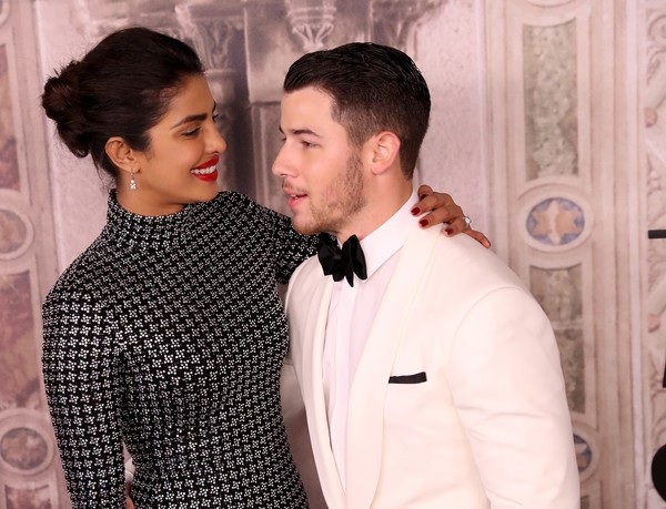 Priyanka Chopra đi xem thời trang cùng bạn trai kém 10 tuổi - 2
Cặp đôi ăn vận thanh lịch và tinh tế