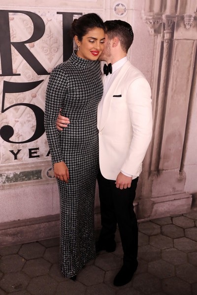 Priyanka Chopra đi xem thời trang cùng bạn trai kém 10 tuổi - 3
Nữ diễn viênphim Quantico không giấu được niềm hạnh phúc khi sánh đôi bạn trai