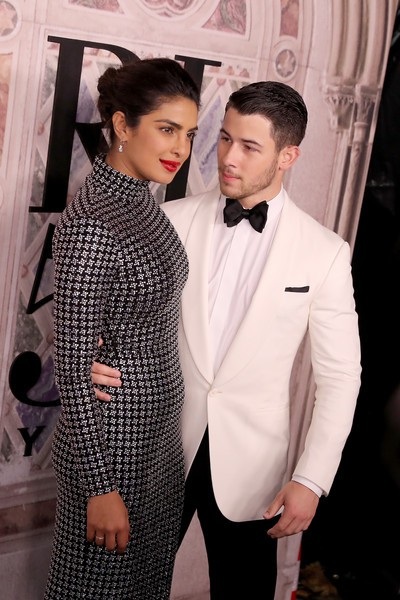 Priyanka Chopra đi xem thời trang cùng bạn trai kém 10 tuổi - 5
Tháng 8, Nick đã đưa bố mẹ sang Ấn Độ gặp gỡ gia đình bạn gái