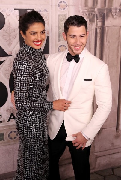 Priyanka Chopra đi xem thời trang cùng bạn trai kém 10 tuổi - 6
Họ tổ chức tiệc mừng đính hôn theo phong cách Ấn Độ