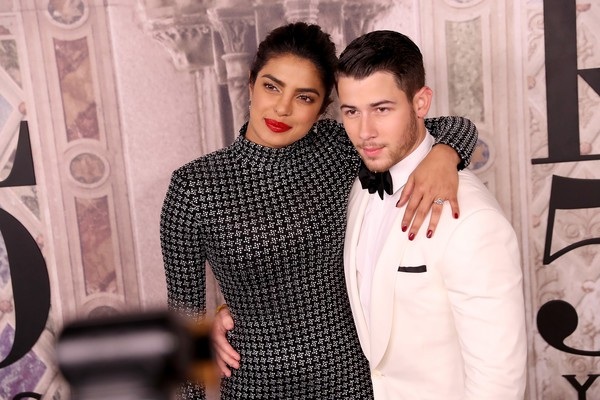 Priyanka Chopra đi xem thời trang cùng bạn trai kém 10 tuổi - 7
Mẹ Priyanka Chopra hết lời khen con rể tương lai Nick Jonas là người đàn ông tuyệt vời và chín chắn