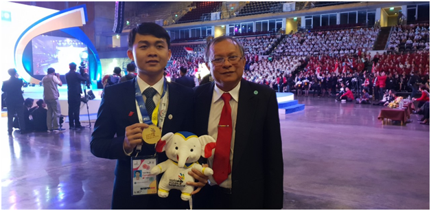Sinh viên Trường ĐH Sư phạm Kỹ thuật Vĩnh Long đạt HCV Kỳ thi tay nghề ASEAN - 2 PGS.TS Cao Hùng Phi và SV Nguyễn Tấn Toàn tại Kỳ thi Tay nghề ASEAN lần thứ 12.