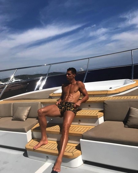 CR7 vừa tự tin khoe cơ bụng săn chắc, nam tính