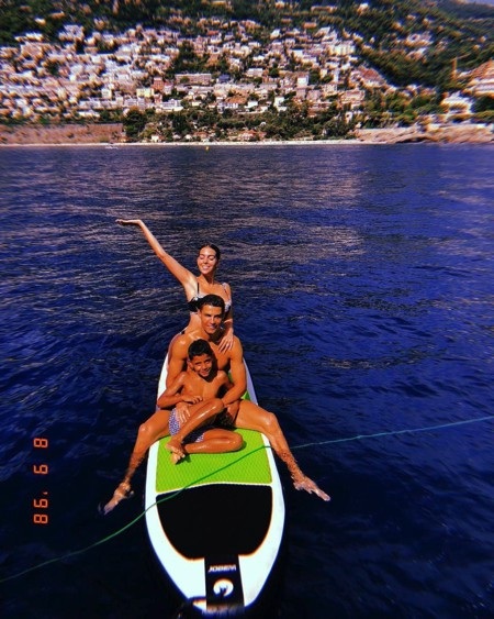 CR7 đã đưa cả con trai đi nghỉ mát