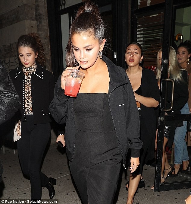Hậu chia tay Justin Bieber, Selena Gomez theo đuổi phong cách gợi cảm - 5
Trong khi Justin nắm tay Hailey đi khắp thế gian thì Selena Gomez vẫn một mình. Cô tập trung cho công việc, dành thời gian chăm sóc bản thân và vui vẻ bên những người bạn.