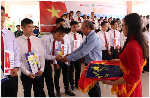 Sinh viên Trường ĐH Sư phạm Kỹ thuật Vĩnh Long đạt HCV Kỳ thi tay nghề ASEAN - 4 PGS.TS. Cao Hùng Phi, Hiệu trưởng Nhà trường tiễn 81 SV lên đường thực tập sinh tại Nhật Bản.