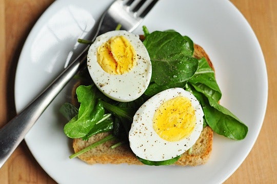 Người bị cholesterol cao có nên kiêng ăn trứng? - 1 Cholesterol từ thực phẩm có tác động nhỏ đến cholesterol trong cơ thể.