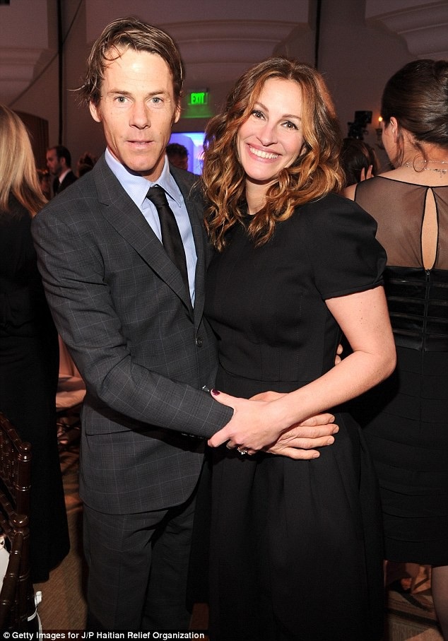 “Người đàn bà đẹp” nói về người đàn ông làm thay đổi cuộc đời - 2 Julia Roberts và chồng
