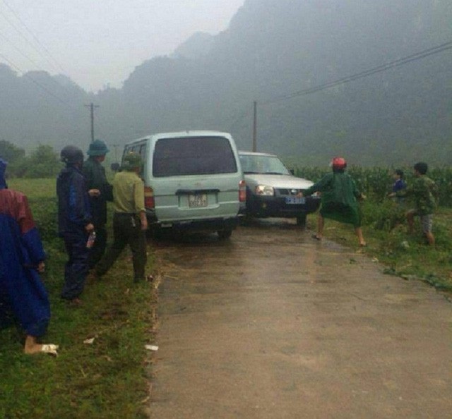 Điều tra người liều lĩnh xông vào trụ sở hành hung Hạt trưởng Kiểm Lâm - 1 Trước đó tại Quảng Bình cũng đã xảy ra sự việc hàng chục côn đồ ngang nhiên tấn công kiểm lâm để cướp lại gỗ lậu