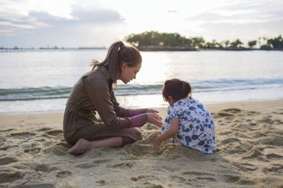 
Ngày 10/9, Hannah - vợ của Châu Kiệt Luân đăng tải hình ảnh cô và con gái đang ngồi nghịch cát trên một bờ biển. Hai mẹ con Hannah trông thật đáng yêu và gần gũi.
