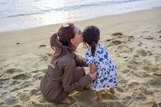 
Hannah rất hay đăng tải hình ảnh của gia đình trên trang cá nhân nhưng cô luôn cố tránh để lộ mặt các con. Hannah kết hôn với Châu Kiệt Luân sau vài năm hò hẹn. Cặp đôi tổ chức đám cưới hoành tráng vào năm 2015 tại ba địa điểm gồm Anh, Úc và Đài Loan.
