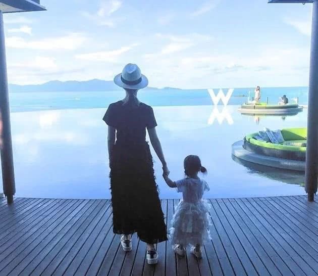 
Cô bé Hannah hiện được 3 tuổi và là con đầu lòng của cặp đôi nổi tiếng xứ Đài. Được biết, những hình ảnh này được Hannah và con gái chụp trong kỳ nghỉ hè 2 tháng tại Malaysia của cả gia đình.
