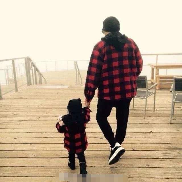 
Châu Kiệt Luân mặc đồ đôi với con gái. Bức ảnh do chính Hannah chụp. Người đẹp mang hai dòng máu Âu - Á mới 24 tuổi nhưng đã là mẹ của hai nhóc tì. Cô chấp nhận hi sinh sự nghiệp khi còn rất trẻ để trở thành vợ và là hậu phương vững chắc của Châu Kiệt Luân.
